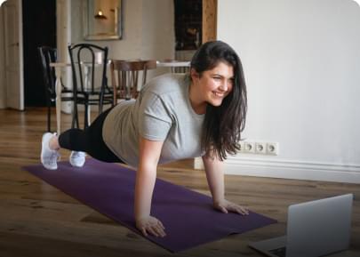 Latin brunette girl doing plank.